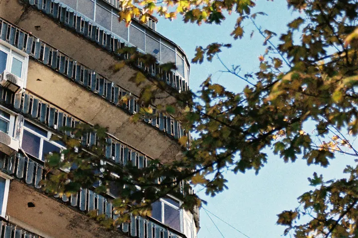 Панельний багатоповерховий будинок з балконами у Дніпрі
